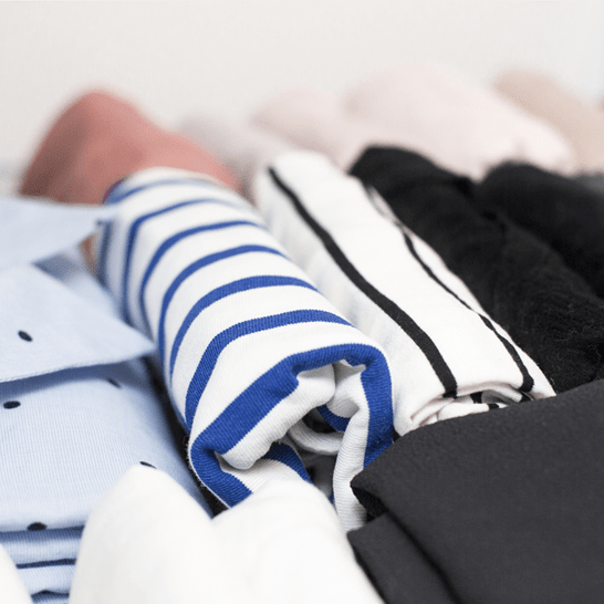 Wie kann man seinen Kleiderschrank organisieren und seine Kleidung aussortieren?
